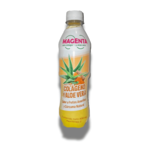 Bebida funcional de colágeno hidrolizado y aloe vera con cúrcuma natural y frutos amarillos en botella refrescante.